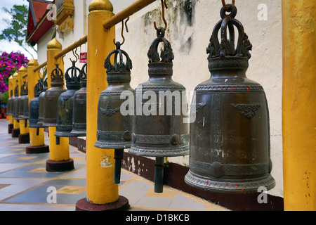Preghiera gigante campana e campane di Wat Prathat Doi Suthep Temple, Chiang Mai, Thailandia Foto Stock