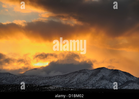 Cielo di tramonto su Manazano/Los Pinos Montagne, Vicino Mountainair, Nuovo Messico, STATI UNITI D'AMERICA Foto Stock