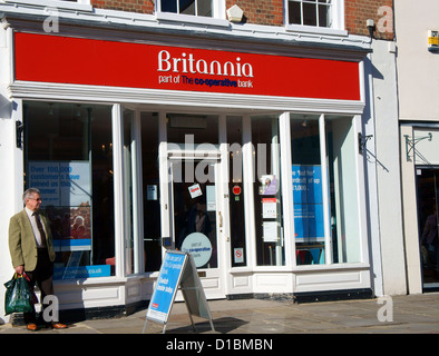 Britannia Bank, parte della Co-operativa Bank, North Street, Chichester, West Sussex, UK Foto Stock