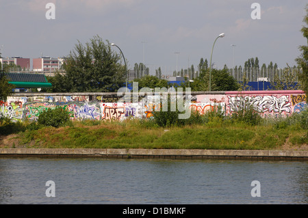 Germania. Berlino. La East Side Gallery. Parte del muro di Berlino coperto di graffiti. Monumento nazionale (1991). Primo, il fiume Sprea. Foto Stock