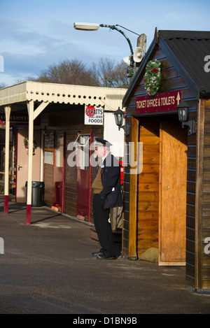 La rampa di picco Santa speciale del treno a vapore che corre da Rowsley a Matlock nel distretto di Peak Derbyshire Foto Stock