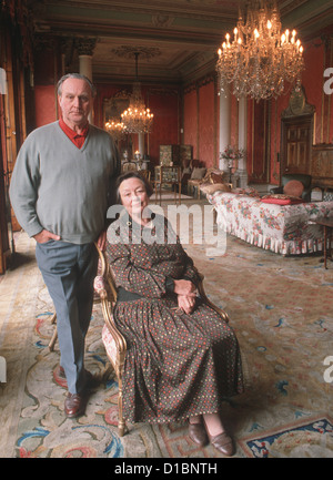 Ron e Pam Williams ultimi proprietari privati di Brodsworth Hall, nei pressi di Doncaster, nello Yorkshire. Fotografato in Brodsworth Hall sala da disegno Foto Stock