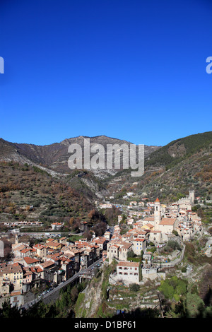 Pittoresco villaggio situato nella parte posteriore paese delle Alpi Marittime Foto Stock