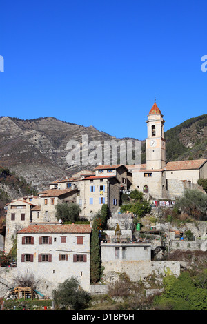 Pittoresco villaggio situato nella parte posteriore paese delle Alpi Marittime Foto Stock