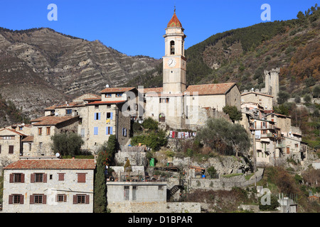 Pittoresco villaggio situato nella parte posteriore paese delle Alpi Marittime Foto Stock