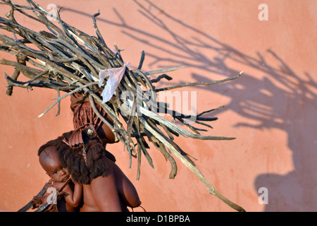 Preso in Opuwo, nel nord della Namibia. Oggetto viene dalla tribù Himba. Foto Stock