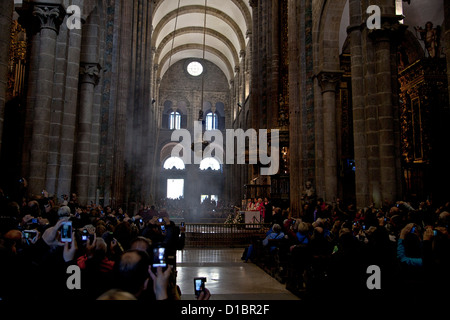 Il botafumeiro, incenso bruciatore (fumo blecher) swing alla fine della Messa del pellegrino Cattedrale di Santiago come pellegrini watch Foto Stock