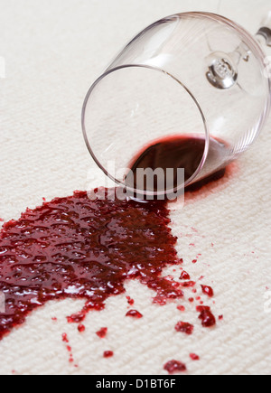 Vino rosso versato sul tappeto. Foto Stock