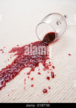 Vino rosso versato sul tappeto. Foto Stock
