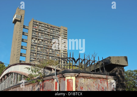 Trellick Tower, come si vede da Golborne Road nel Royal Borough di Kensington e Chelsea, Londra Foto Stock