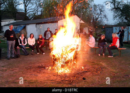 Seeburg, Germania, Pasqua il fuoco su un cavallo Foto Stock