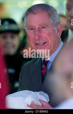 Swansea, Regno Unito. Il 14 dicembre 2012. Il principe Carlo incontro di commercianti e acquirenti durante la sua visita al Mercato di Swansea in Galles del Sud di questo pomeriggio. Credito: Phil Rees / Alamy Live News Foto Stock