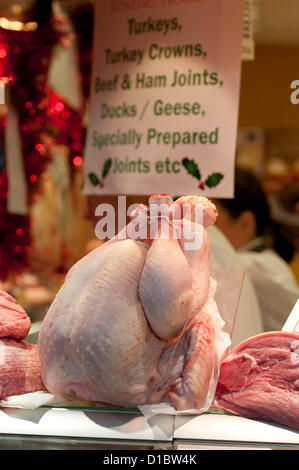 Swansea, Regno Unito. Il 14 dicembre 2012. Tacchini per la vendita su macellai di stallo in Swansea mercato. Credito: Phil Rees / Alamy Live News Foto Stock