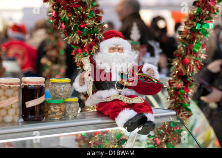 Swansea, Regno Unito. Il 14 dicembre 2012. Le decorazioni di Natale sulle bancarelle nel mercato di Swansea in Galles del Sud di questo pomeriggio. Credito: Phil Rees / Alamy Live News Foto Stock