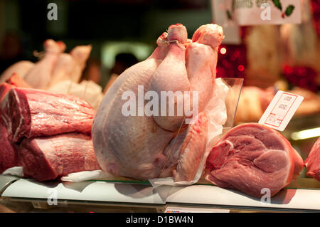 Swansea, Regno Unito. Il 14 dicembre 2012. Tacchini per la vendita su macellai di stallo in Swansea mercato. Credito: Phil Rees / Alamy Live News Foto Stock