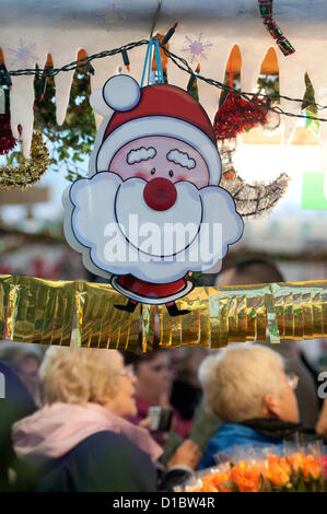 Swansea, Regno Unito. Il 14 dicembre 2012. Le decorazioni di Natale sulle bancarelle nel mercato di Swansea in Galles del Sud di questo pomeriggio. Credito: Phil Rees / Alamy Live News Foto Stock