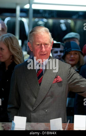 Swansea, Regno Unito. Il 14 dicembre 2012. Il principe Carlo incontro di commercianti e acquirenti durante la sua visita al Mercato di Swansea in Galles del Sud di questo pomeriggio. Credito: Phil Rees / Alamy Live News Foto Stock