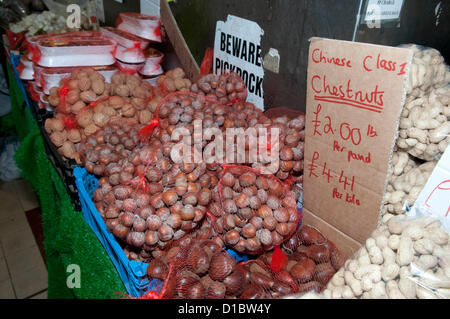 Swansea, Regno Unito. Il 14 dicembre 2012. Le castagne in vendita su una bancarella al mercato di Swansea in Galles del Sud di questo pomeriggio. Credito: Phil Rees / Alamy Live News Foto Stock