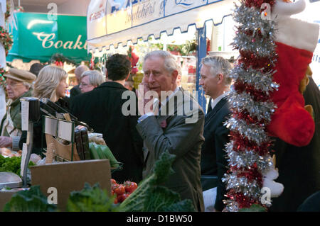 Swansea, Regno Unito. Il 14 dicembre 2012. Il principe Carlo incontro di commercianti e acquirenti durante la sua visita al Mercato di Swansea in Galles del Sud di questo pomeriggio. Credito: Phil Rees / Alamy Live News Foto Stock