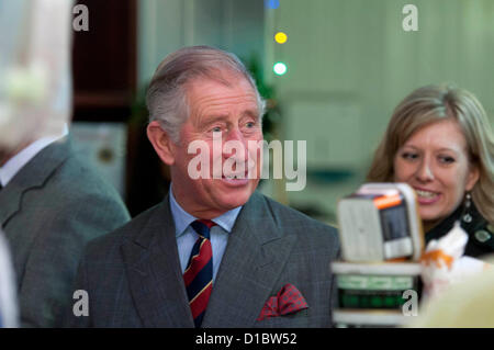 Swansea, Regno Unito. Il 14 dicembre 2012. Il principe Carlo incontro di commercianti e acquirenti durante la sua visita al Mercato di Swansea in Galles del Sud di questo pomeriggio. Credito: Phil Rees / Alamy Live News Foto Stock