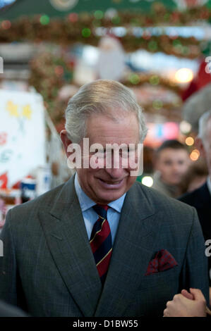 Swansea, Regno Unito. Il 14 dicembre 2012. Il principe Carlo incontro di commercianti e acquirenti durante la sua visita al Mercato di Swansea in Galles del Sud di questo pomeriggio. Credito: Phil Rees / Alamy Live News Foto Stock