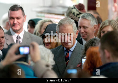 Swansea, Regno Unito. Il 14 dicembre 2012. Il principe Carlo incontro di commercianti e acquirenti durante la sua visita al Mercato di Swansea in Galles del Sud di questo pomeriggio. Credito: Phil Rees / Alamy Live News Foto Stock