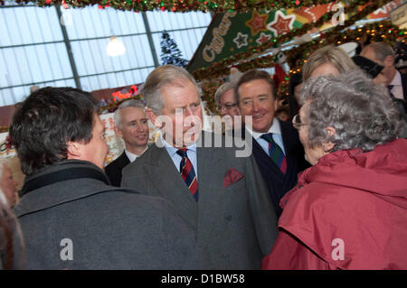 Swansea, Regno Unito. Il 14 dicembre 2012. Il principe Carlo incontro di commercianti e acquirenti durante la sua visita al Mercato di Swansea in Galles del Sud di questo pomeriggio. Credito: Phil Rees / Alamy Live News Foto Stock