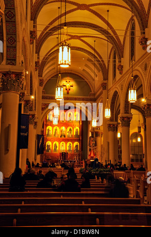 Il centro di Santa Fe la Basilica Cattedrale di San Francesco di Assisi. Interno con adoratori, Santa Fe, New Mexico, NEGLI STATI UNITI Foto Stock