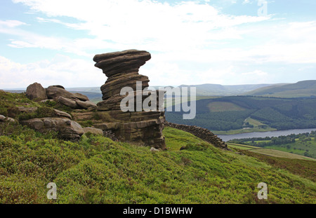 La cantina sale Weathered roccia arenaria forme Derwent bordo serbatoio Ladybower Parco Nazionale di Peak District Derbyshire Inghilterra Foto Stock