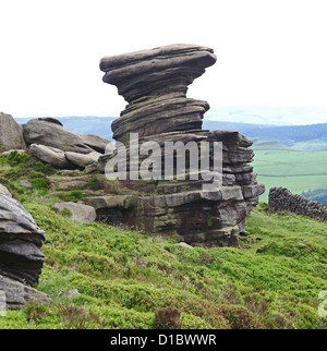 La cantina sale Weathered roccia arenaria forme bordo Derwent Parco Nazionale di Peak District Derbyshire Inghilterra Foto Stock