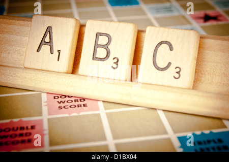 ABC parola scritto con piastrelle di scrabble Foto Stock