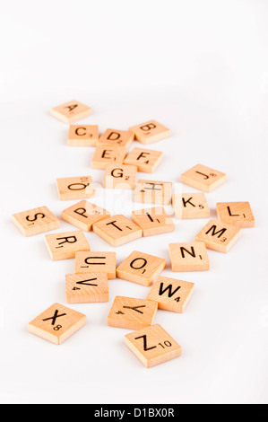 Scrabble sparse lettere dalla A alla Z Foto Stock
