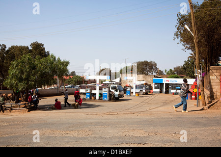 Strada principale in Sodo, un Rift valley town in Etiopia con Oilybia sulla stazione di benzina. Africa, Etiopia Foto Stock