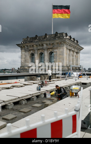 Berlino, Germania, lavoratori edili la riparazione del piano dei visitatori' Terrazza Foto Stock