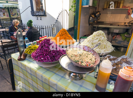 Pressione di stallo di cibo nell'arcata di vetro a San Niccolò Mercato in Inghilterra Bristol REGNO UNITO Foto Stock