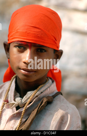 India Rajasthan, Pushkar. Un giovane ragazzo indiano al Pushkar Camel Fair. Foto Stock