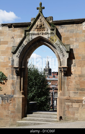 Il Duomo della città Camere vista attraverso l'arco Rottenrow Glasgow, Scotland, Regno Unito Foto Stock