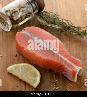 Materie Filetto di salmone con limone e spezie Foto Stock