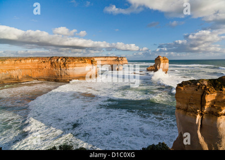 La costa vicino alla Gola Loch Ard, guardando verso il mare di pile chiamato dodici apostoli, Great Ocean Road, Australia. Foto Stock