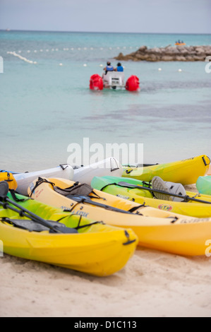 Bahamas, Eleuthera, Princess Cays, Canoe sulla spiaggia, Aqua bike Foto Stock