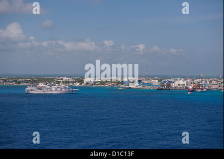 British West Indies, Isole Cayman, Grand Cayman George Town, Hanseatic, nave da crociera Foto Stock