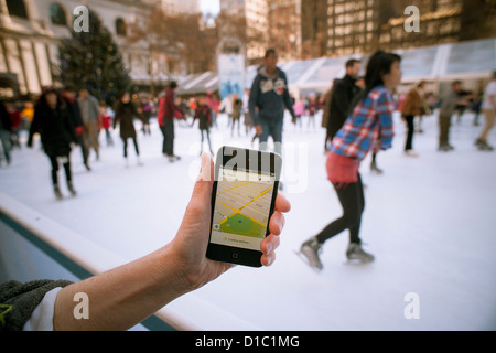 Un utente iPod touch consente di visualizzare le mappe di Google app sul suo dispositivo in Bryant Park di New York Foto Stock