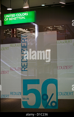 Berlin, Germany, price reduction for United Colors of Benetton Foto Stock