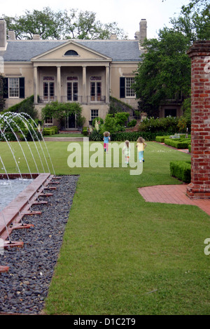 3 ragazze giovani giocando in Longue Vue giardino, Spagnolo corte giardino, New Orleans, Louisiana, Stati Uniti d'America Foto Stock