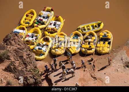 Gruppo zattera su una spiaggia lungo il Fiume Colorado nel Grand Canyon, Arizona. Foto Stock