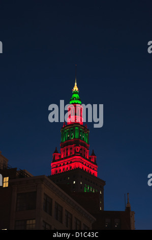 Terminal Tower in downtown Cleveland Ohio shot da Euclid Avenue con Holiday luci rossa e verde Foto Stock