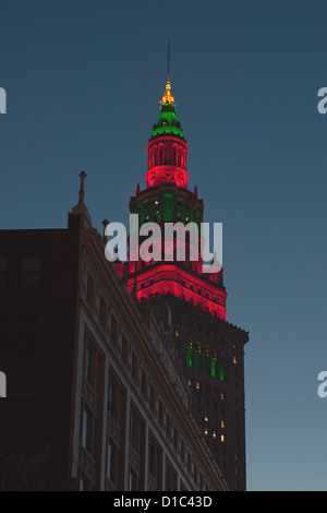 Terminal Tower in downtown Cleveland Ohio shot da Euclid Avenue con Holiday luci rossa e verde Foto Stock