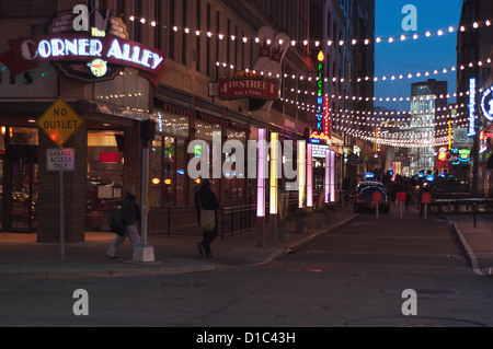 Angolo di Oriente di quarta e di Euclide in downtown Cleveland Ohio notte tempo street photography di ristoranti e luci Foto Stock