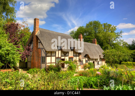 Anne Hathaway's (William Shakespeare la moglie) famoso cottage con tetto in paglia e giardino a Shottery, appena fuori da Stratford upon Avon. Foto Stock