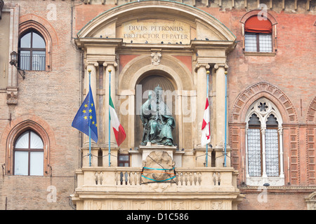 Statua del Bolognese Papa Gregorio XIII in palazzo d'Accursio a Bologna, Italia Foto Stock